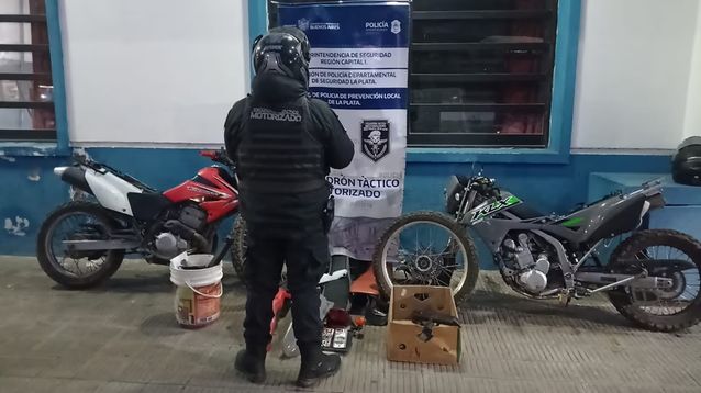 Las dos motos robadas que se encontraron tras la persecución en La Plata.