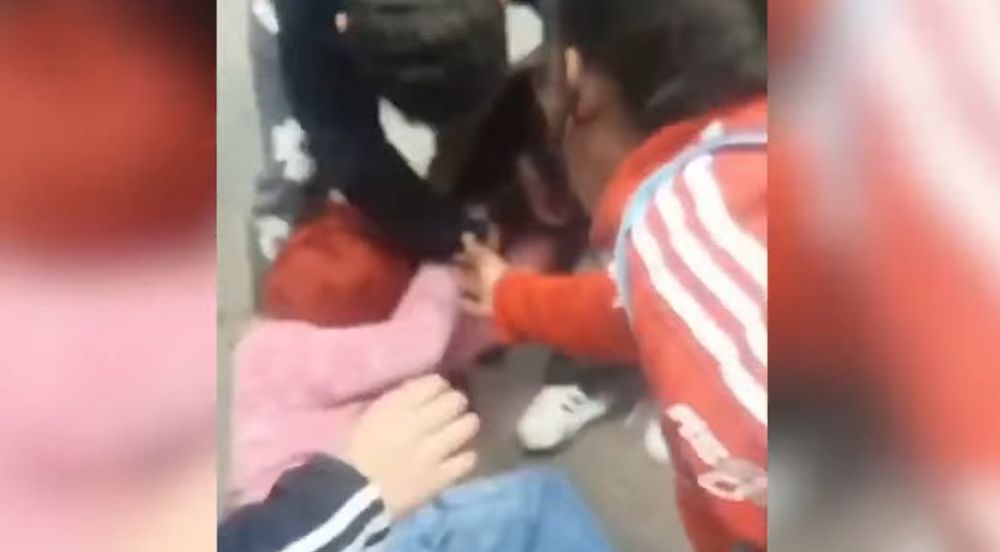 Un momento de la brutal pelea en el colegio de José C. Paz.