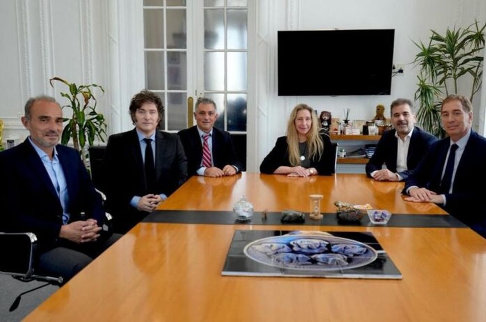 El presidente Javier Milei con referentes de la LLA y del PRO, como Cristian Ritondo.