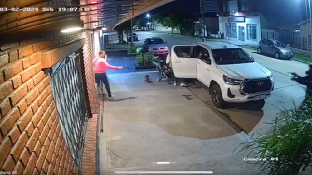 Captura de imagen del video del episodio tomado por las cámaras de seguridad. (X/@0223comar)