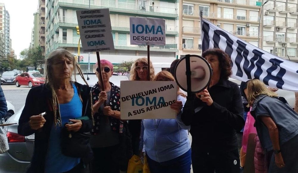 La protesta de los afiliados de IOMA en Mar del Plata.