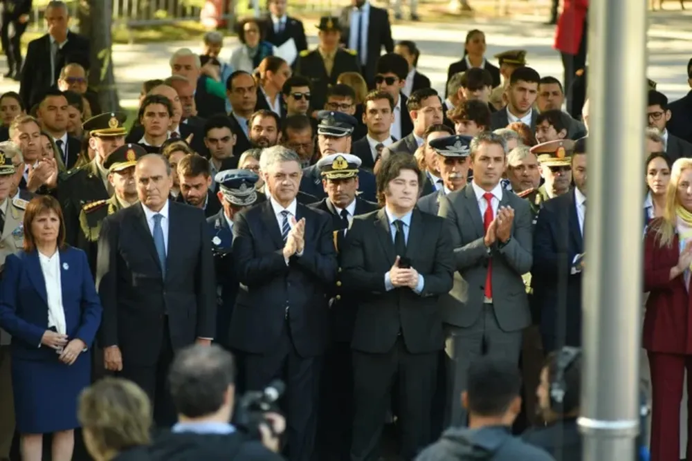 Milei, Jorge Macri y otros funcionarios en el acto por el 43º aniversario del inicio del conflicto armado con el Reino Unido por las Islas Malvinas. (Noticias Argentinas)