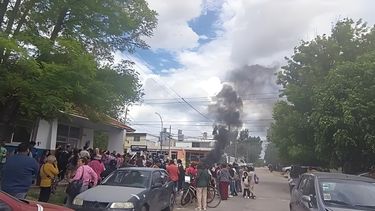 La protesta en la escuela de Mar del Plata donde ocurrió la denuncia de abuso. 