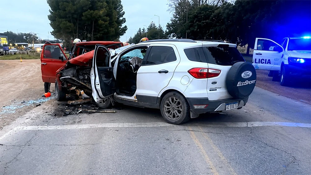 La EcoSport se dio de frente contra una Chevrolet C10.