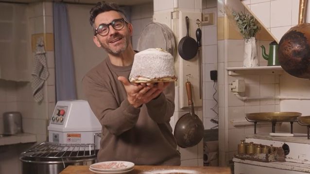 Juan Braceli con el auténtico postre de Balcarce.