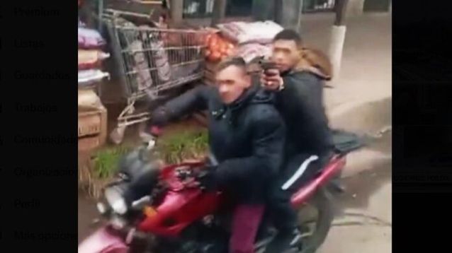 El momento en el que los ladrones apuntaron a los pasajeros del micro quedó registrado en video. (X)