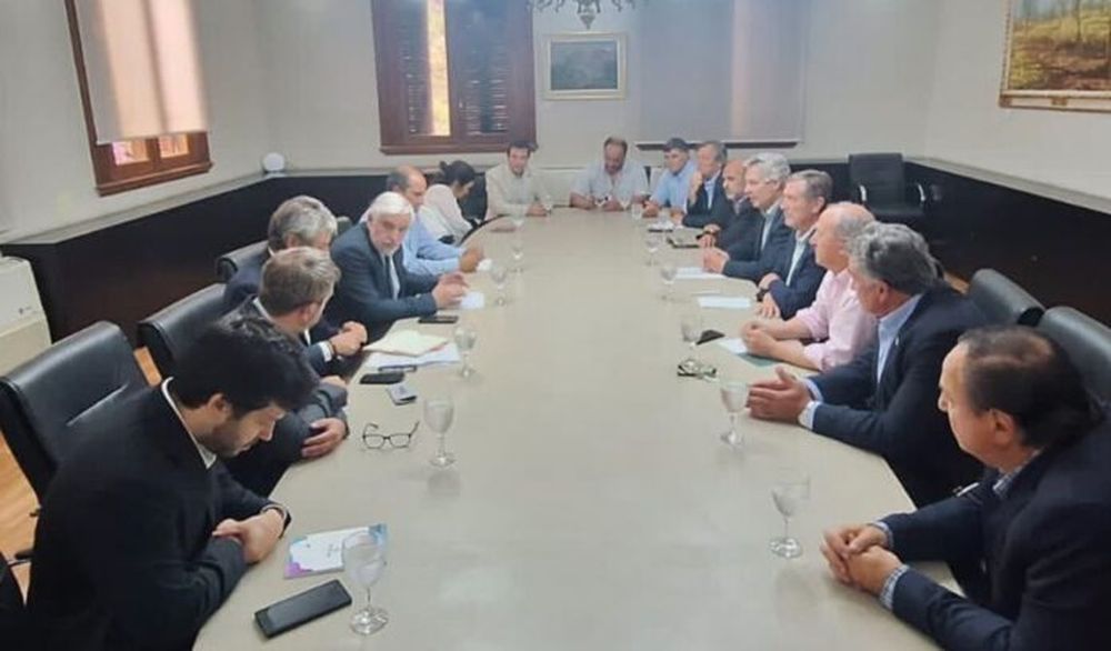 Los titulares de las organizaciones que integran la Mesa de Enlace con autoridades de la secretaría de Bioeconomía y del ministerio de Hacienda. (@CONINAGRO/X)