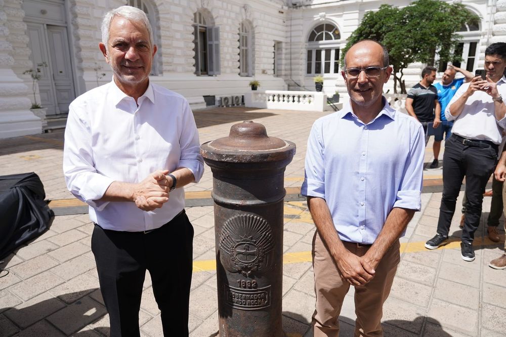 Julio Alak y Marcos Pisano junto al mojón fundacional recuperado.