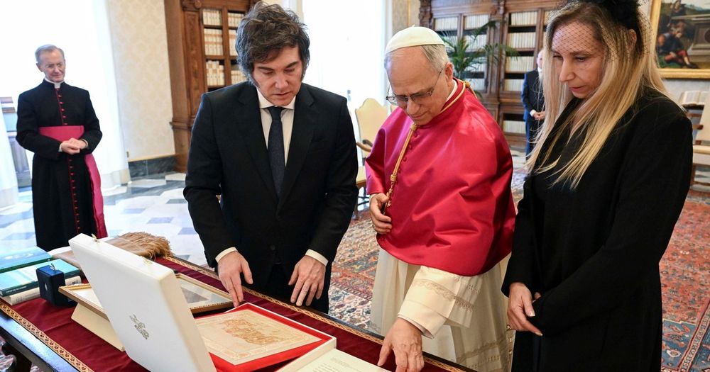El presidente Javier Milei, junto a su hermana Karina, Secretaria General de la Presidencia, con el papa León XIV.&nbsp;