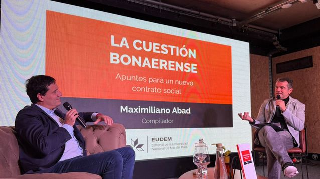 El senador nacional Maximiliano Abad junto al periodista Paulino Rodrigues en la presentación de su libro La Cuestión Bonaerense.