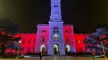 La Municipalidad de La Plata, iluminada de rojo y blanco en homenaje a Estudiantes de La Plata.