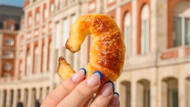 Las medialunas marplatenses, un manjar clásico de la ciudad.