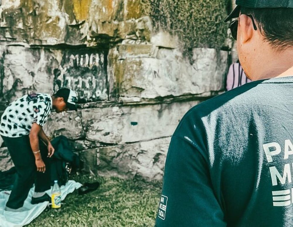 El momento en el que la Patrulla Municipal echa de la costa a la persona en situación de calle. (X @gmontenegro_ok)