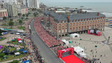 Antes de la largada del Medio Maratón de Mar del Plata. (Foto: La Capital de Mar del Plata)