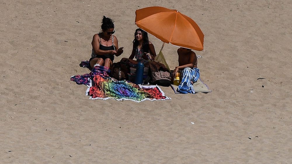 Una familia disfrutando de un día de playa. (Agencia Xinhua)