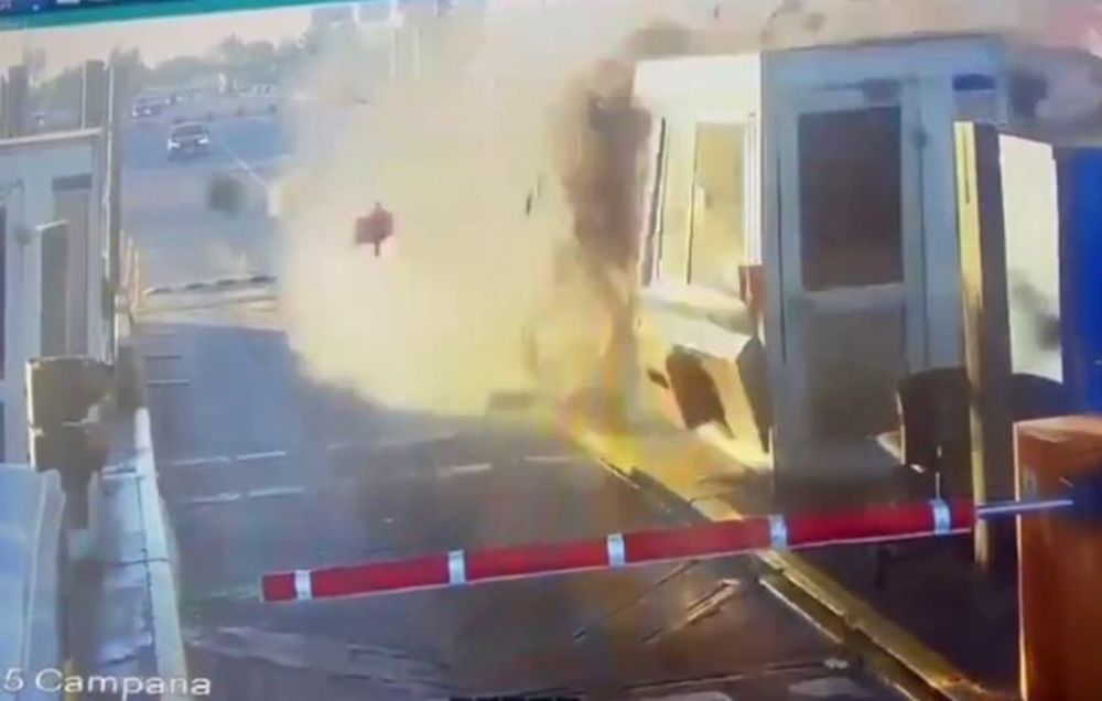 El momento del impacto en el peaje. (Captura de video)