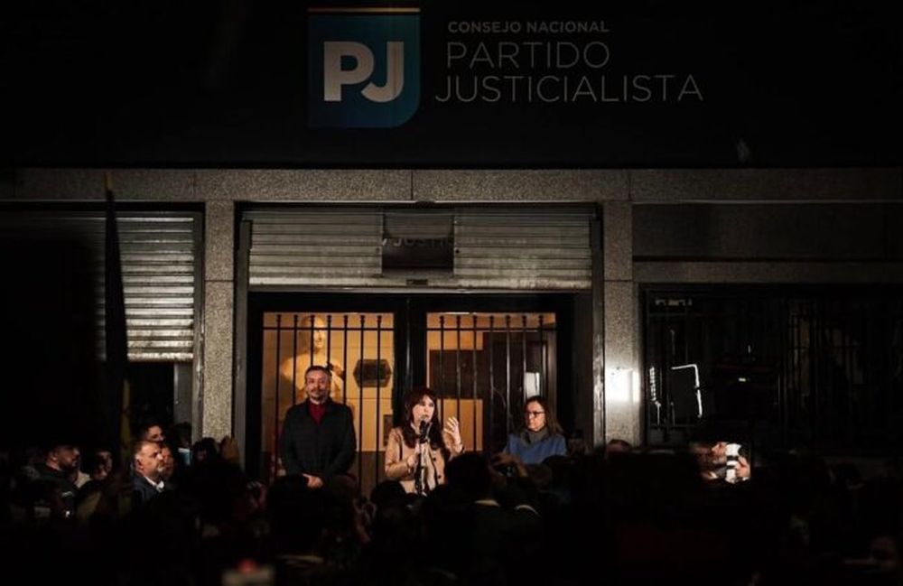 Cristina Fernández en la puerta del PJ nacional.