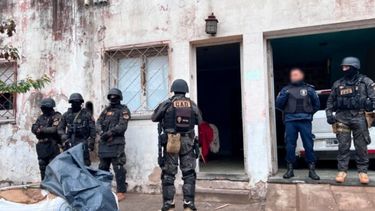 Policías en uno de los allanamientos que desbarató una banda que realizaba entraderas en San Nicolás. (Diario El Norte)