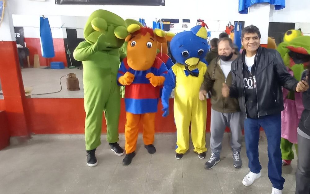 En el gimnasio de Eva Perón al 4700, Temperley, también festejaba el Día del Niño para los pibes del barrio.
