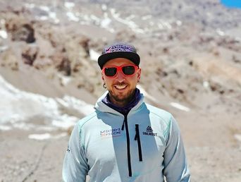 Bernabé Abramor, un médico de San Nicolás salvando vidas en el Everest.