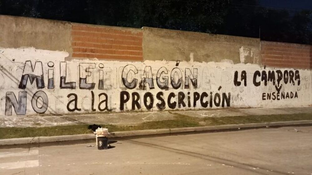 La pintada firmada por La Cámpora del partido de Ensenada. (Redes sociales)
