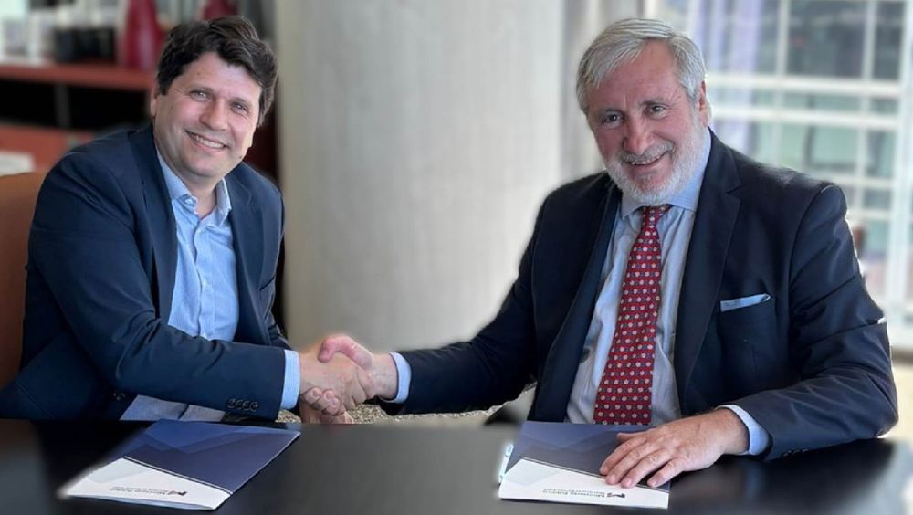 El procurador general Julio Conte Grand y el gerente General de Microsoft Argentina, Sebastián Aveille, firmaron el acuerdo. El procurador general Julio Conte Grand y el gerente General de Microsoft Argentina, Sebastián Aveille, firmaron el acuerdo.
