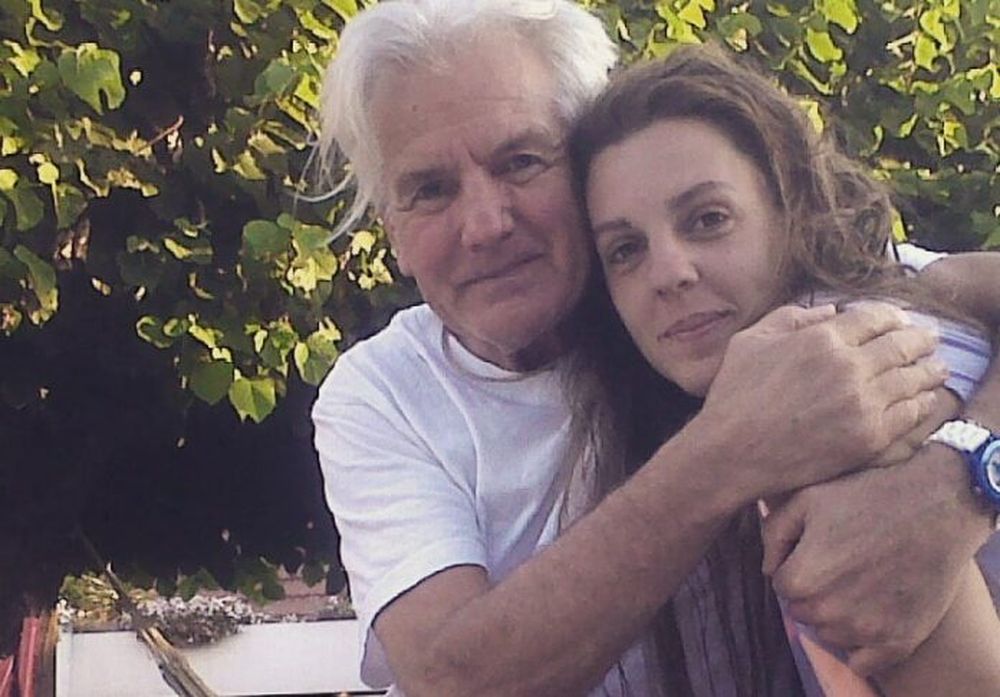 Sergio Denis junto a su hija Bárbara Hoffmann, quien publicó en redes la noticia del sobreseimiento. - Instagram -