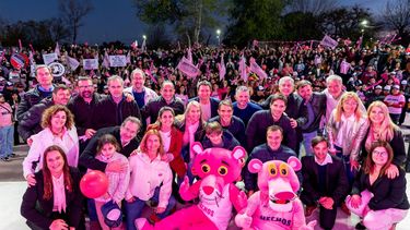 Manuel Passaglia, con los candidatos de HECHOS y la mascota del espacio: la Pantera Rosa.&nbsp;