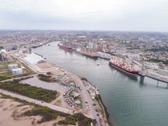 Imagen imponente de Puerto Quequén, en la desembocadura del río homónimo, cuyas orillas descansan en los márgenes de las ciudades bonaerenses de Necochea y Quequén.