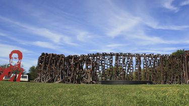 El monumento a la Vuelta de Obligado, obra del artista Rogelio Polesello. (@turismopba)