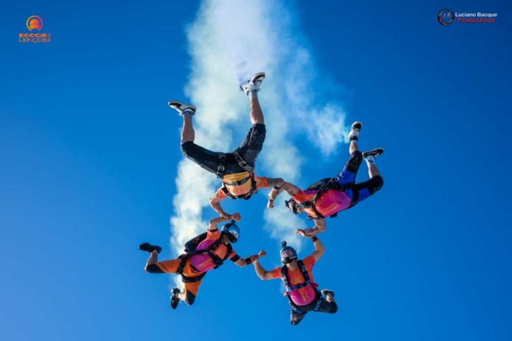 El paracaidismo en Lobos. (Foto Luciano Bacque)