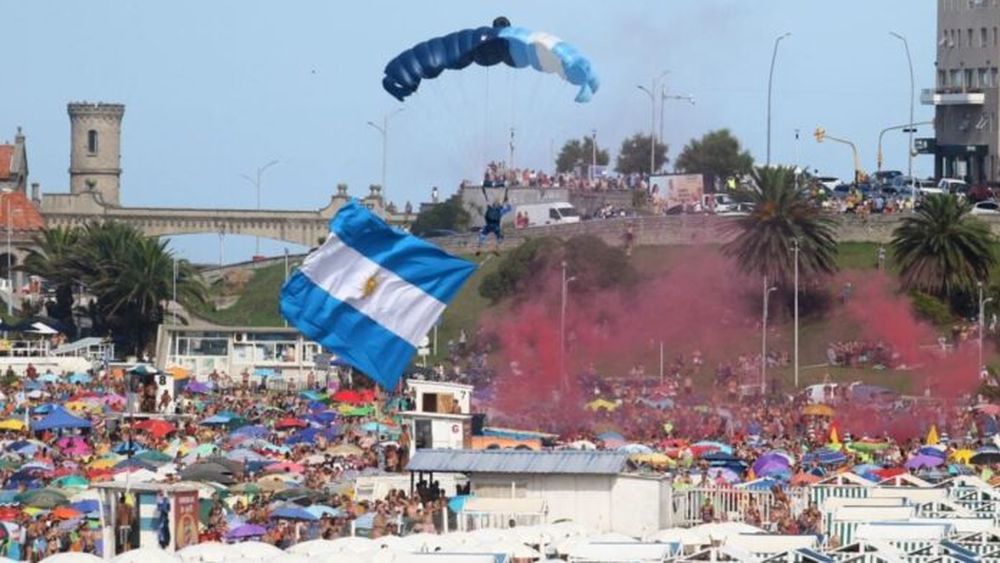 Exhibición de acrobacia aérea en Mar del Plata, por los 150 años de la ciudad. (Diario La Capital)