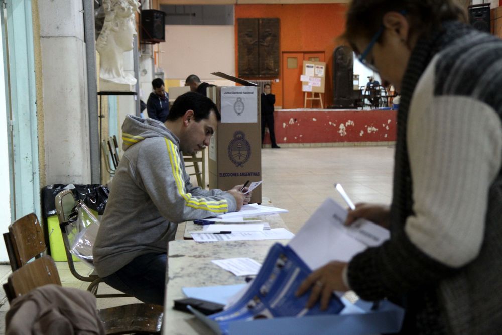 Una mesa electoral en una escuela.&nbsp;