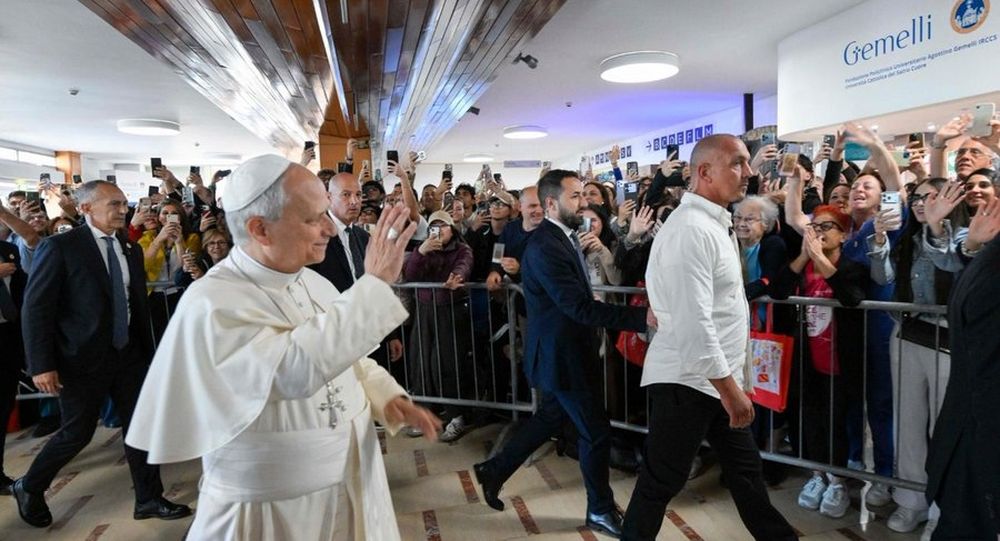 El papa León XIV, al ingresar este martes en el Policlínico Gemelli.
