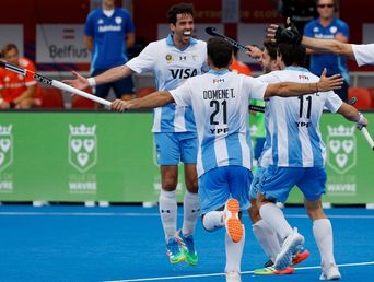Matías Rey marcó el 2 a 1 definitivo y sus compañeros Leones corren a abrazarlo.