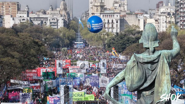 Una multitud se congregó frente al Congreso Nacional contra los vetos a las leyes de financiamiento universitario y pediátrico. (X/@shokargentina)