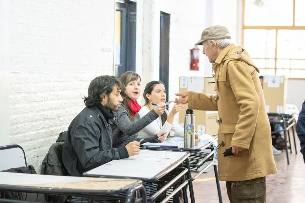 Una persona frente a la mesa para votar.&nbsp;