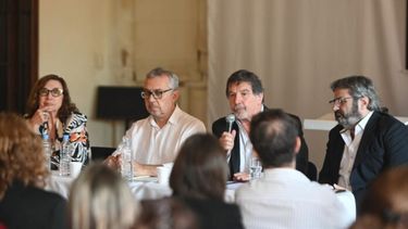 El Director General de Cultura y Educación bonaerense, Alberto Sileoni, presentó programas para mejorar la enseñanza en áreas clave en escuelas secundarias.