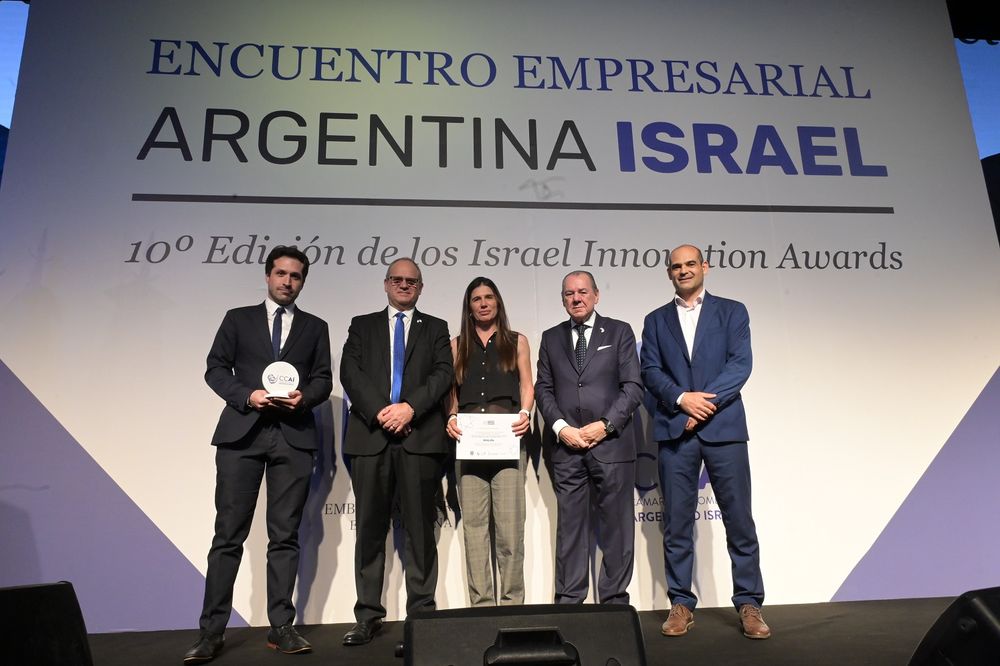 Los representantes de la startup M4FLIFE recibieron el Israel Innovation Award 2025 de manos de Eyal Sela, embajador de Israel, Mario Montoto, presidente de la CCAI, y Enrique Carrizo, de la Secretaria de Innovación.