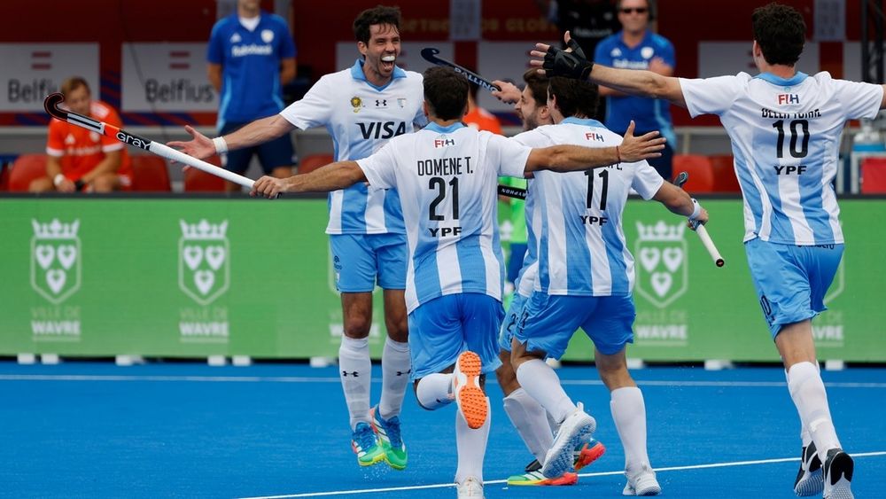 Matías Rey marcó el 2 a 1 definitivo y sus compañeros Leones corren a abrazarlo.