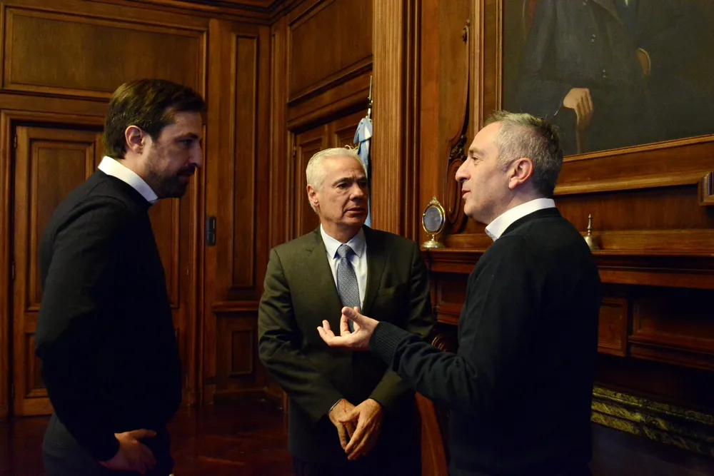 El cortesano Sergio Torres junto a los ministros Andrés Larroque y Nicolás Kreplak.&nbsp;