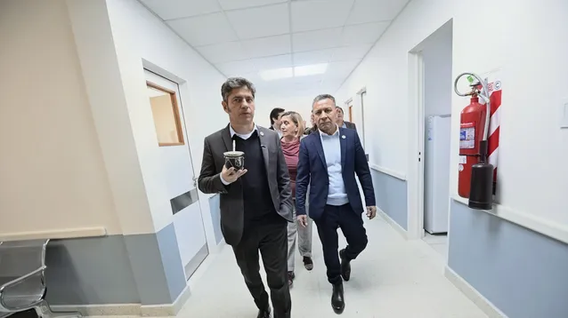 El gobernador bonaerense, Axel Kicillof, mate en mano.