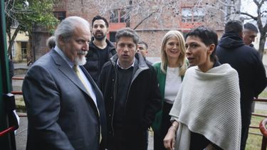 Kicillof, con Mayra Mendoza. Detrás, la vicegobernadora Verónica Magario. (DIB/Gobernación)
