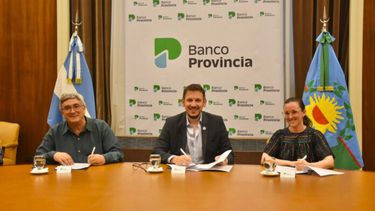 Firma del convenio entre el titular del Banco Provincia, Juan Cuattromo, y el ministro de Desarrollo Agrario, Javier Rodríguez.