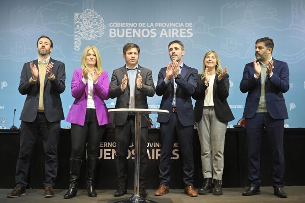 Axel Kicillof junto a parte de su Gabinete en La Plata.