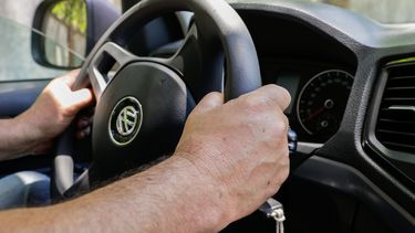 Un conductor manejando un auto en la ruta.&nbsp;