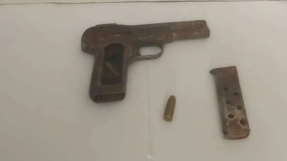 El arma secuestrada en una escuela de Carmen de Patagones.
