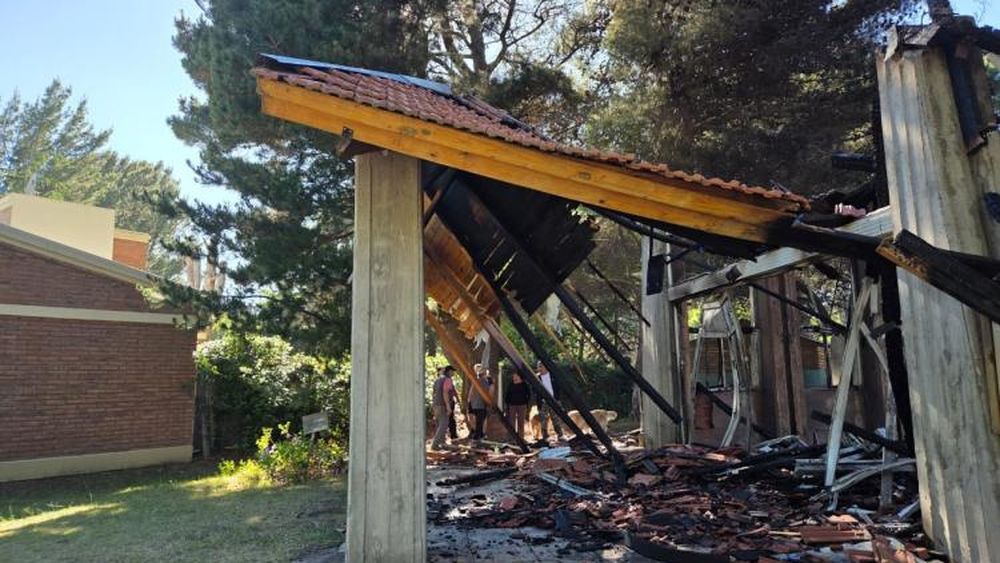 La capilla Sagrada Familia de Pehuén-Có fue destruida por el fuego la noche del 31 de octubre al 1º de noviembre de 2025. La capilla Sagrada Familia de Pehuén-Có fue destruida por el fuego la noche del 31 de octubre al 1º de noviembre de 2025.