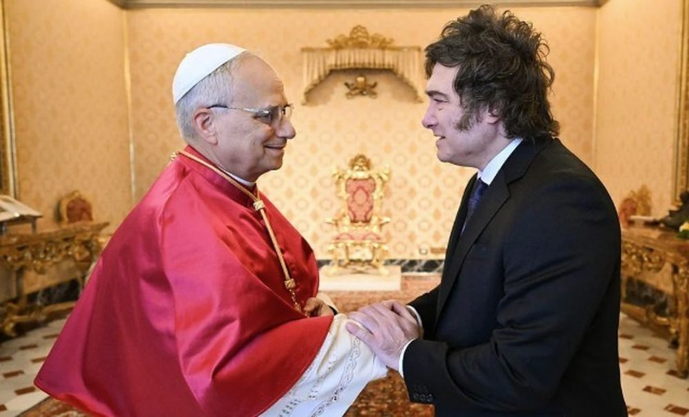 Milei junto al Papa León X.