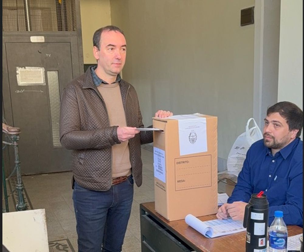 Francisco Adorni fue a votar a La Plata y tardó en hacerlo porque no se había completado la mesa ante la falta de autoridades. (FOTO DIB)